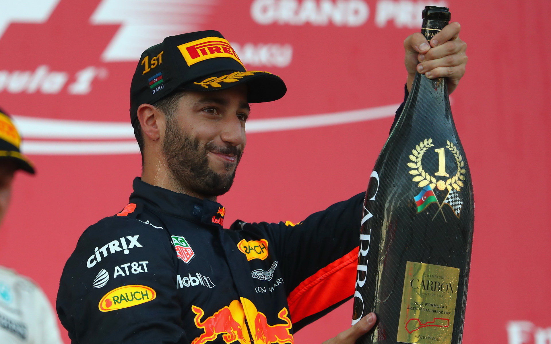 Daniel Ricciardo se raduje z vítězství na pódiu po závodě v Baku