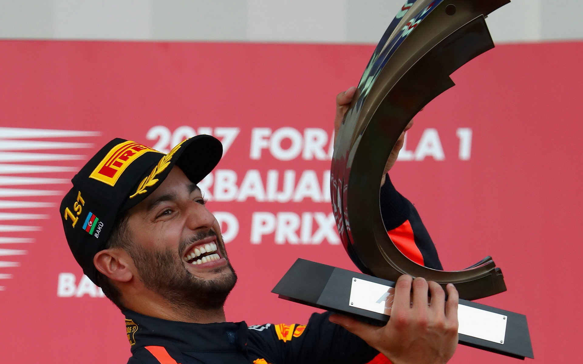 Daniel Ricciardo vyhrál, zatímco Max Verstappen opět smutnil