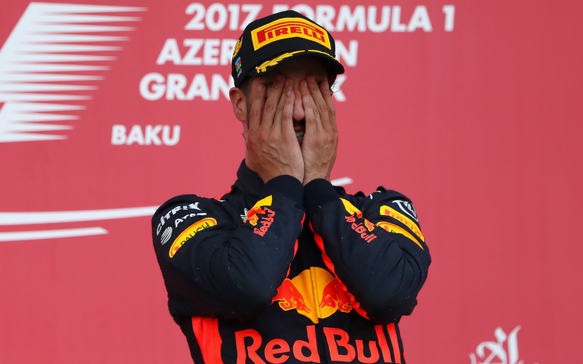 Daniel Ricciardo se raduje z vítězství na pódiu po závodě v Baku