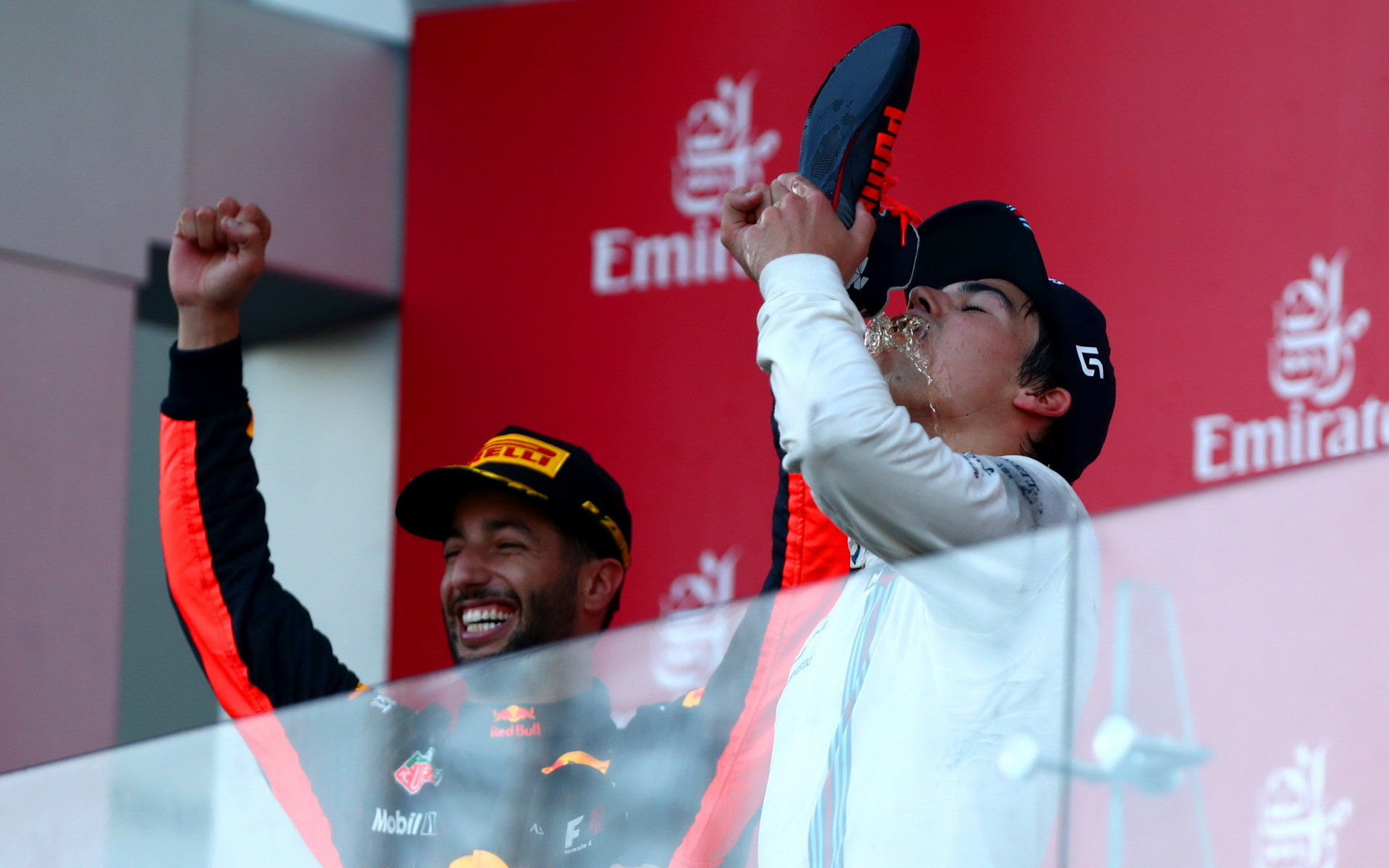 Daniel Ricciardo a jeho "shoey" si vyzkoušel Lance Stroll na pódiu po závodě v Baku