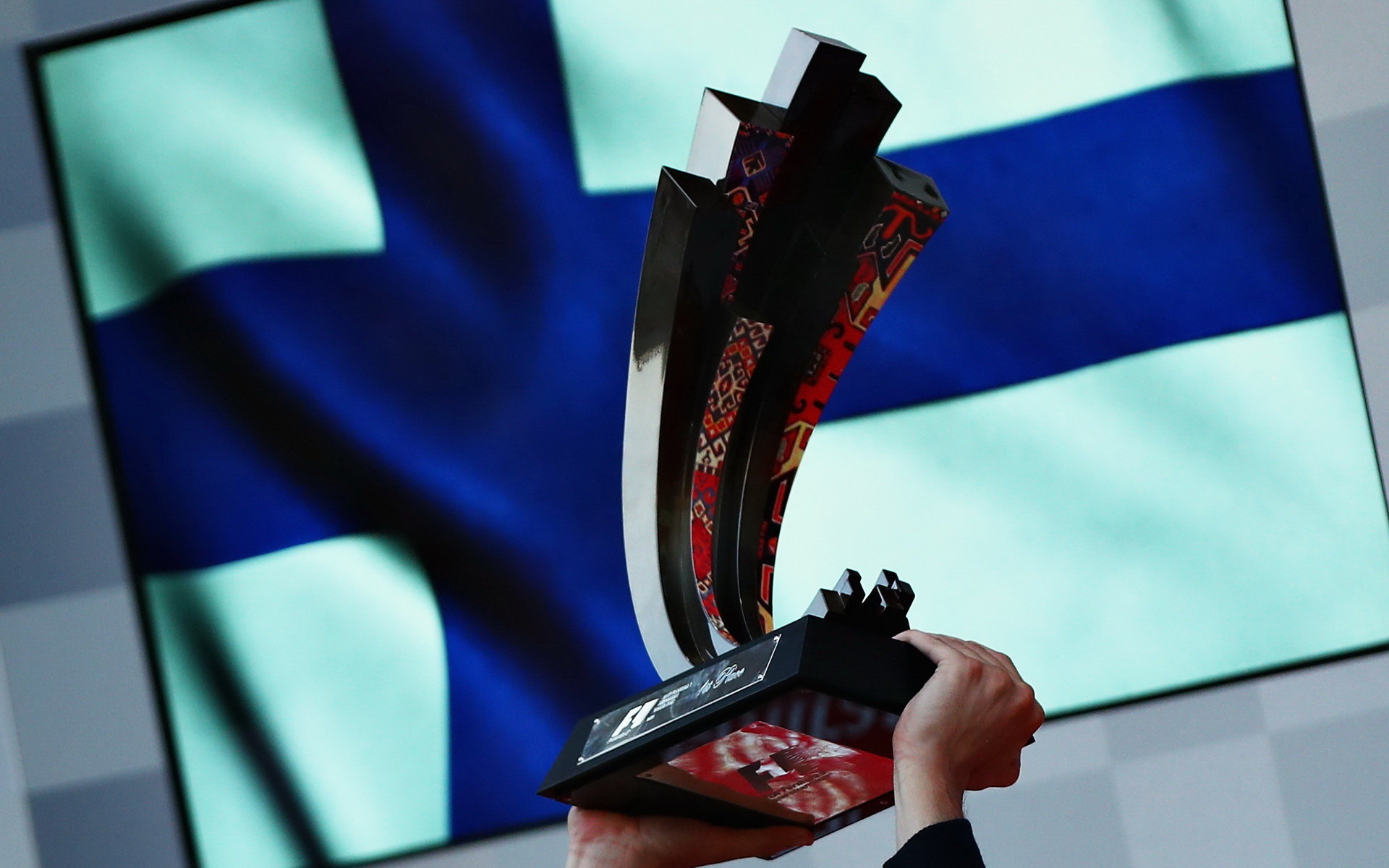 Vítězná trofej Daniela Ricciarda po závodě v Baku