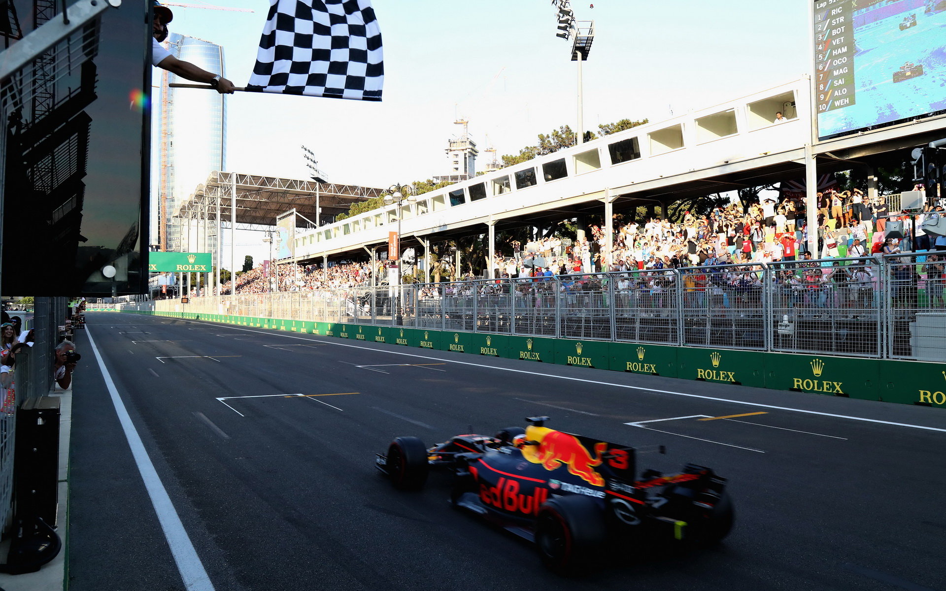Daniel Ricciardo po spletitém boji, vítězí v závodě v Baku