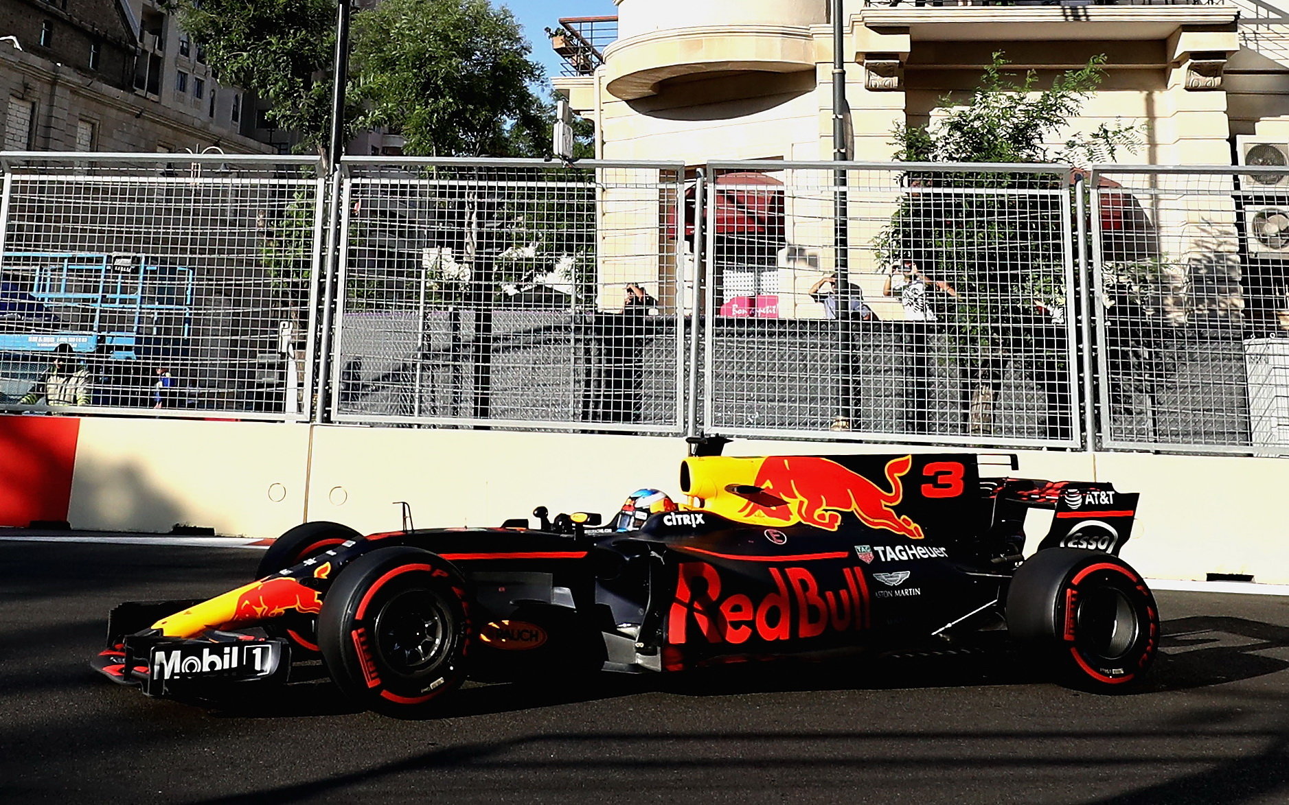 Daniel Ricciardo v závodě v Baku