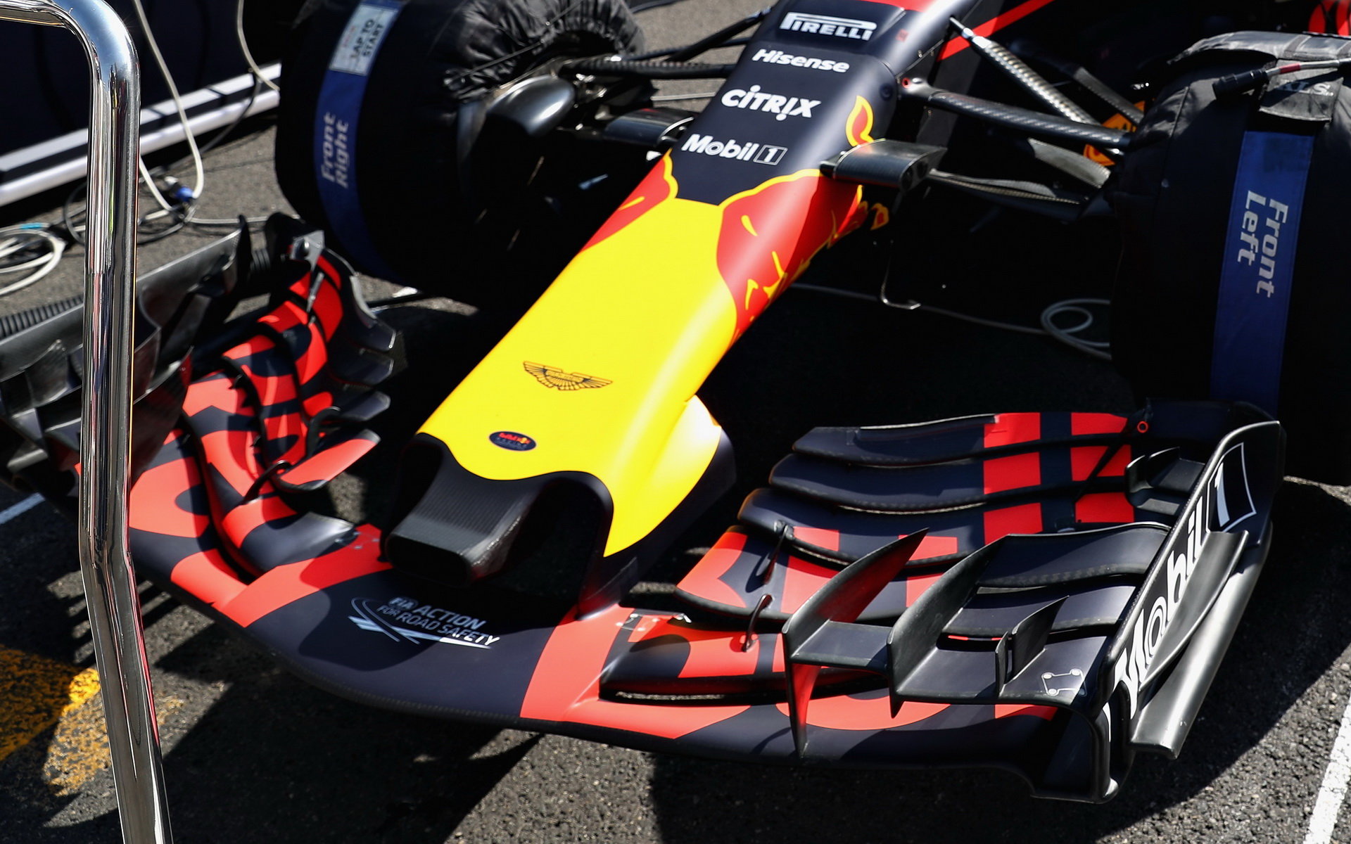 Přední křídlo vozu Red Bull RB13 - Renault před závodem v Baku