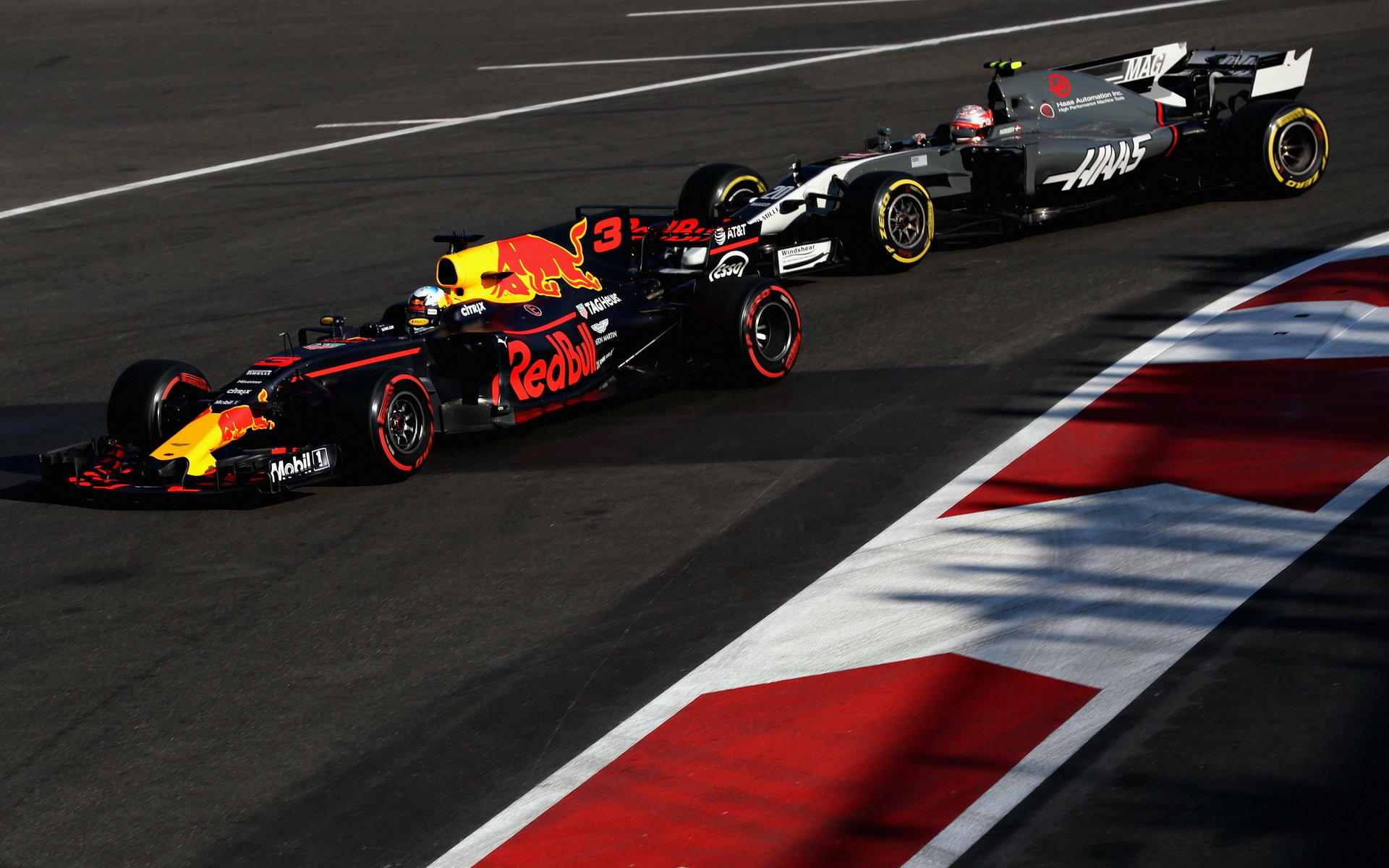 Daniel Ricciardo a Kevin Magnussen v závodě v Baku
