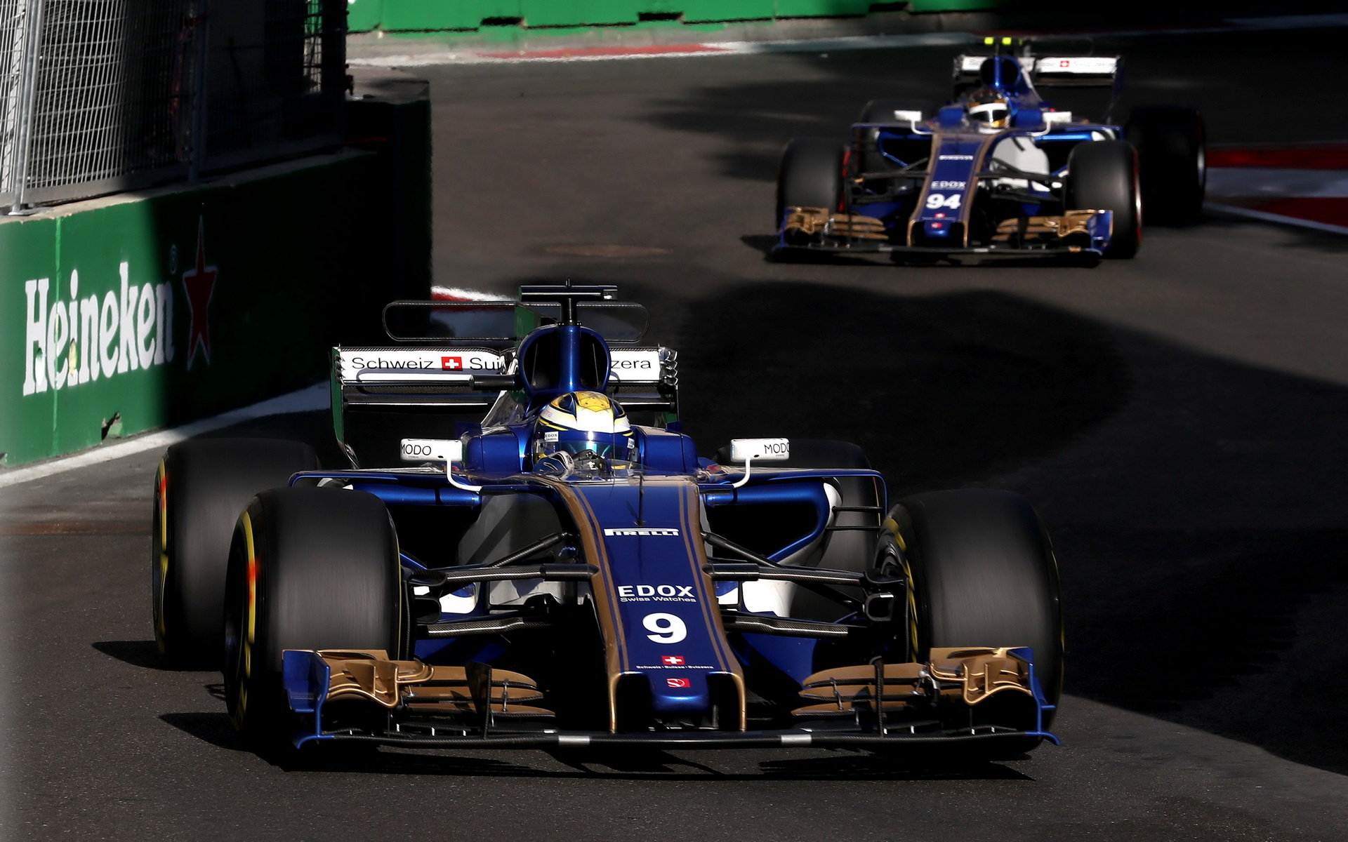 Marcus Ericsson a Pascal Wehrlein v závodě v Baku