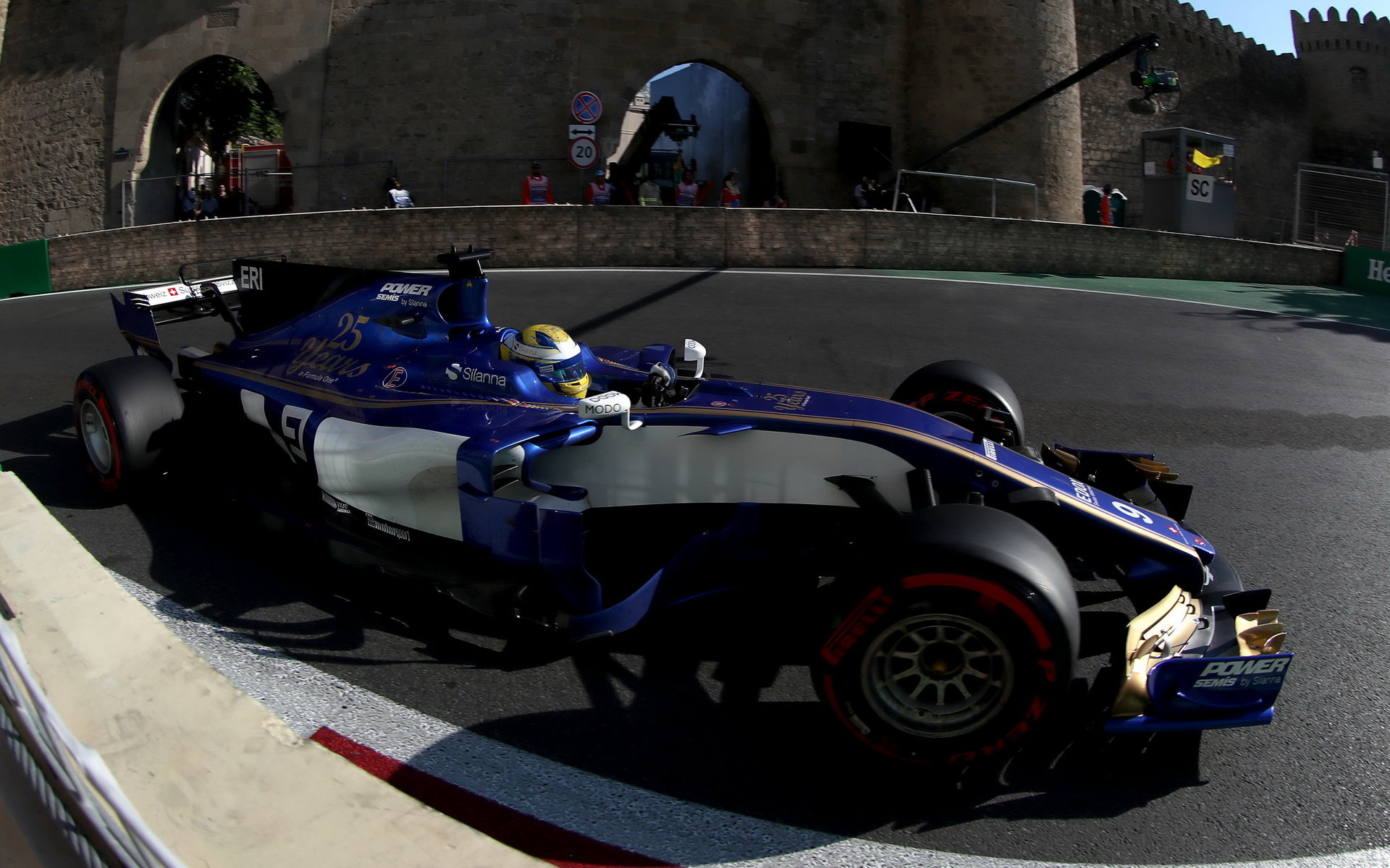 Marcus Ericsson v závodě v Baku