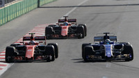 Marcus Ericsson, Stoffel Vandoorne a Fernando Alonso v závodě v Baku