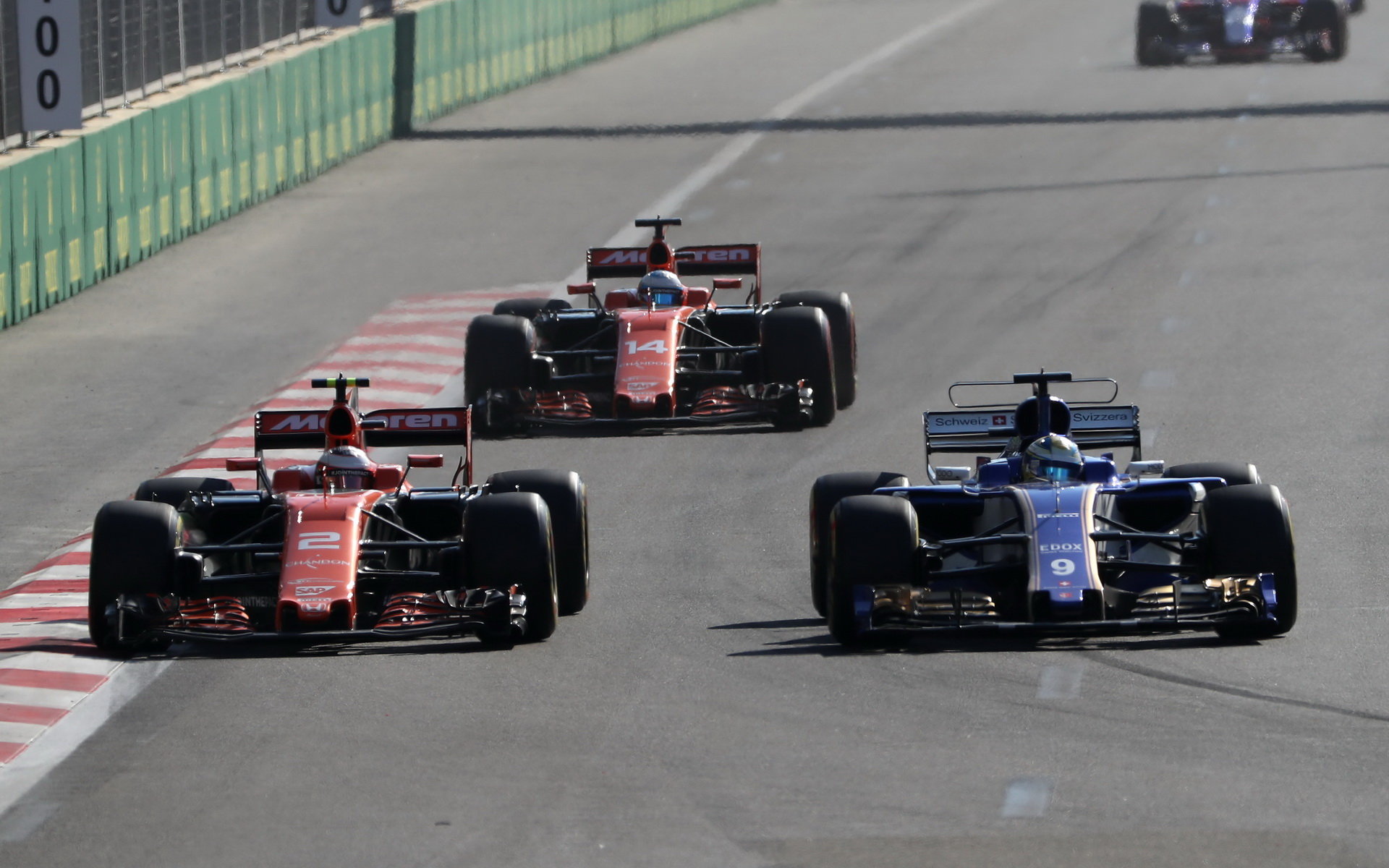 Marcus Ericsson, Stoffel Vandoorne a Fernando Alonso v závodě v Baku