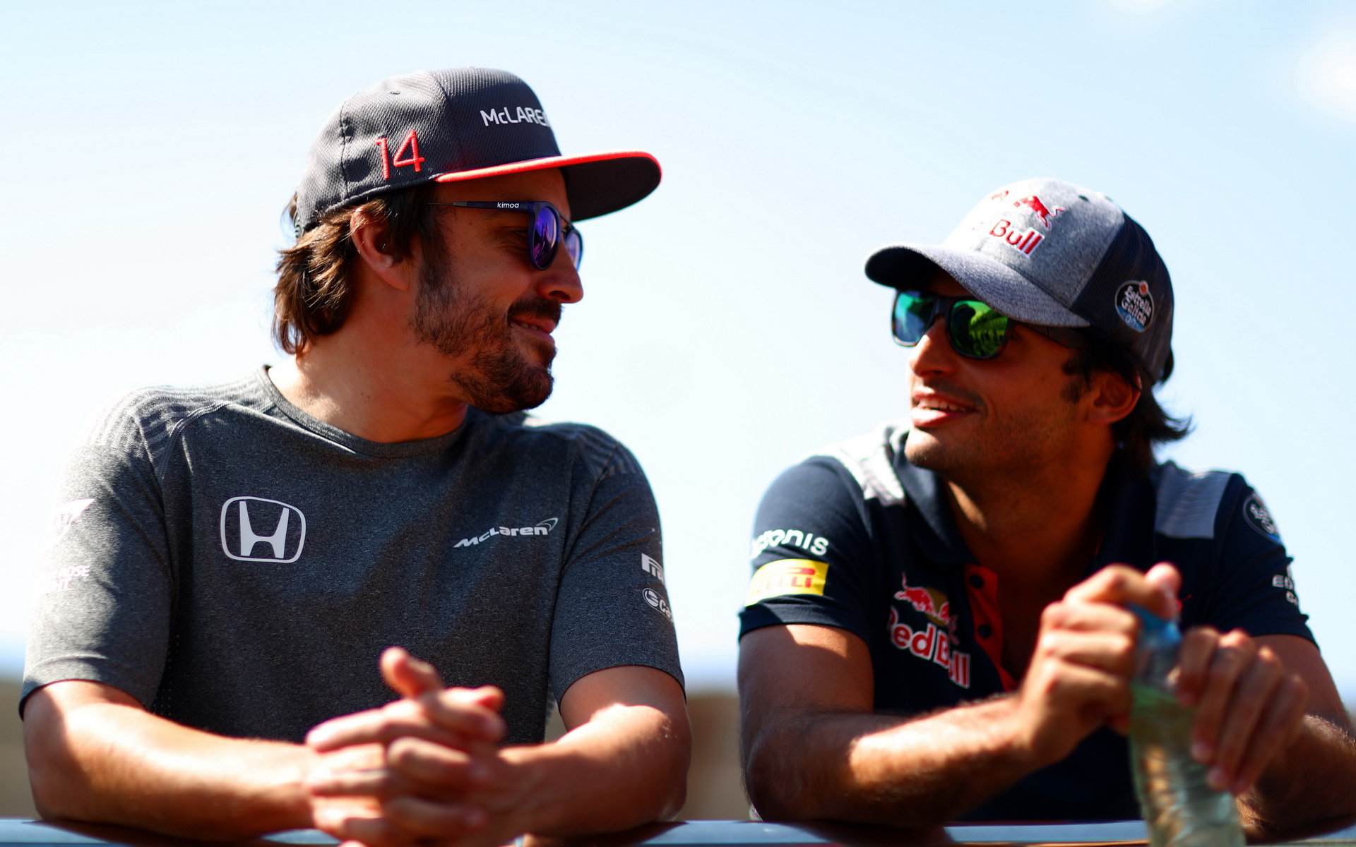 Fernando Alonso a Carlos Sainz před závodem v Baku