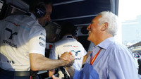 Paddy Lowe gratuluje otci Lance Strolla po závodě v Baku