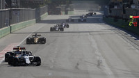 Lance Stroll a Daniel Ricciardo v závodě v Baku