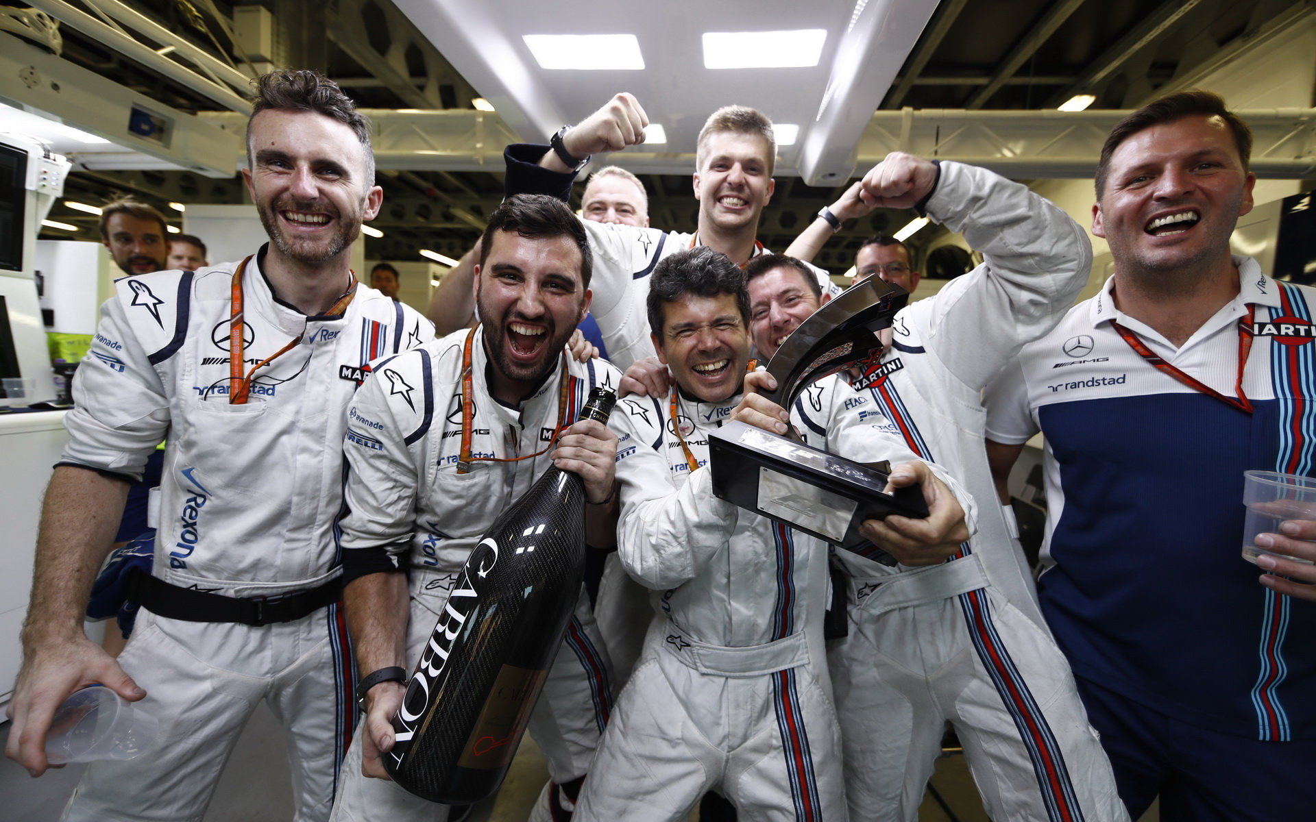 Mechanici Williams a jejich radost po závodě v Baku