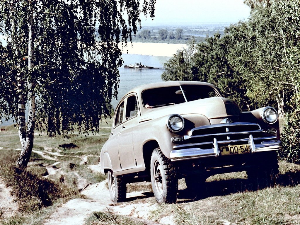 GAZ-M72 Pobeda bývá často označován za první moderní SUV, zejména díky kombinaci samonosné karoserie a pohonu 4x4
