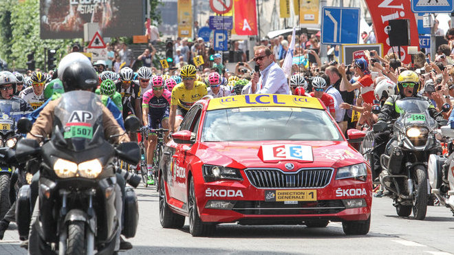 Škoda Superb v čele závodu Tour de France