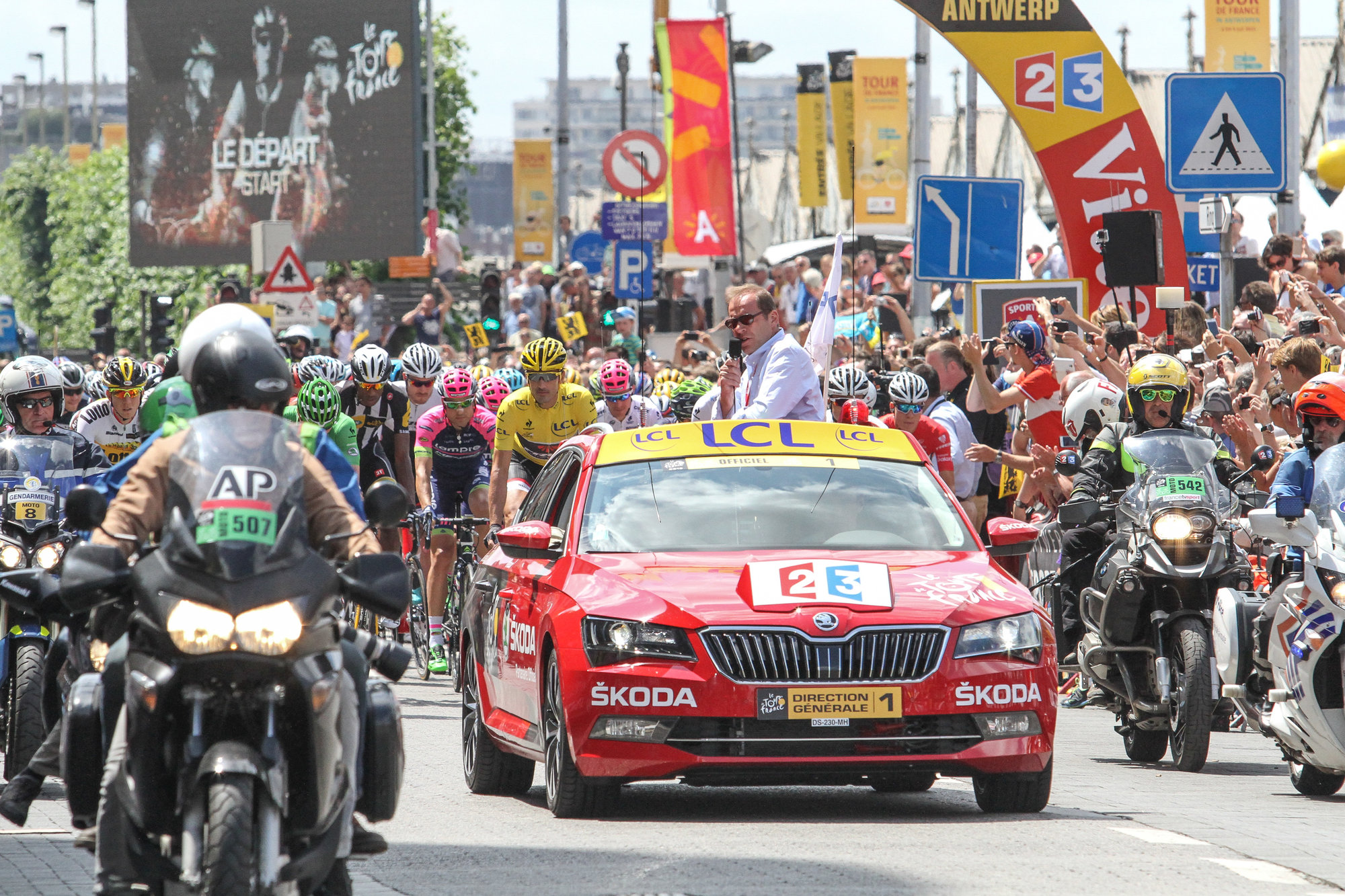Škoda Superb v čele závodu Tour de France