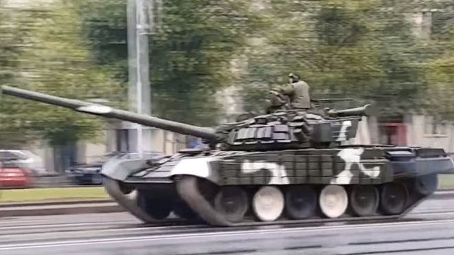 Tank T-72 běloruské armády dostal během nácviku přehlídky smyk