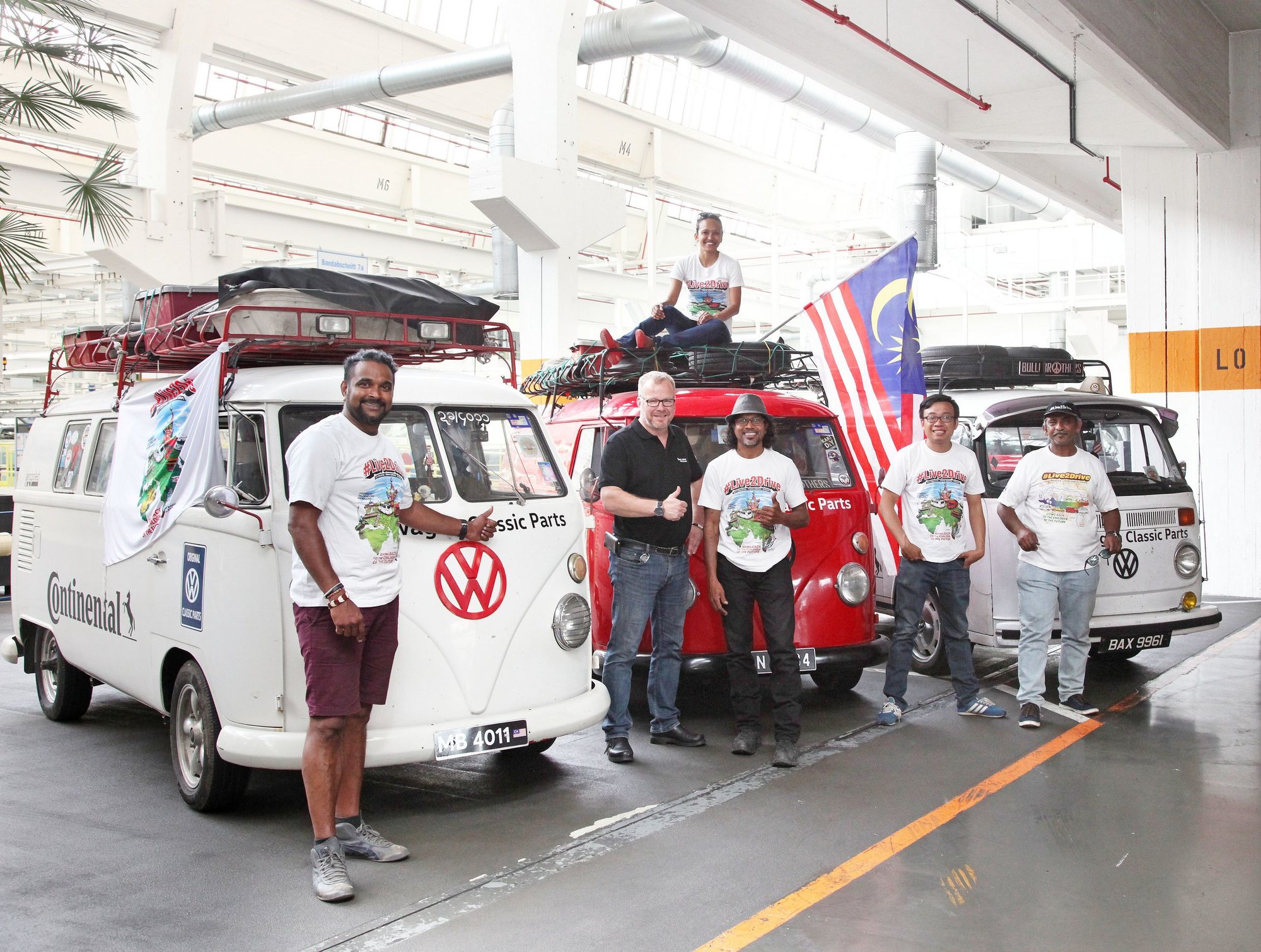 Fanoušci historických vozů Transporter z Malajsie navštívili továrnu v Hannoveru