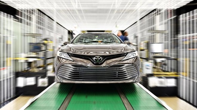 Toyota zahájila výrobu nové Camry. Vsadila na podvozkovou platformu TNGA, obdobu MQB od Volkswagenu
