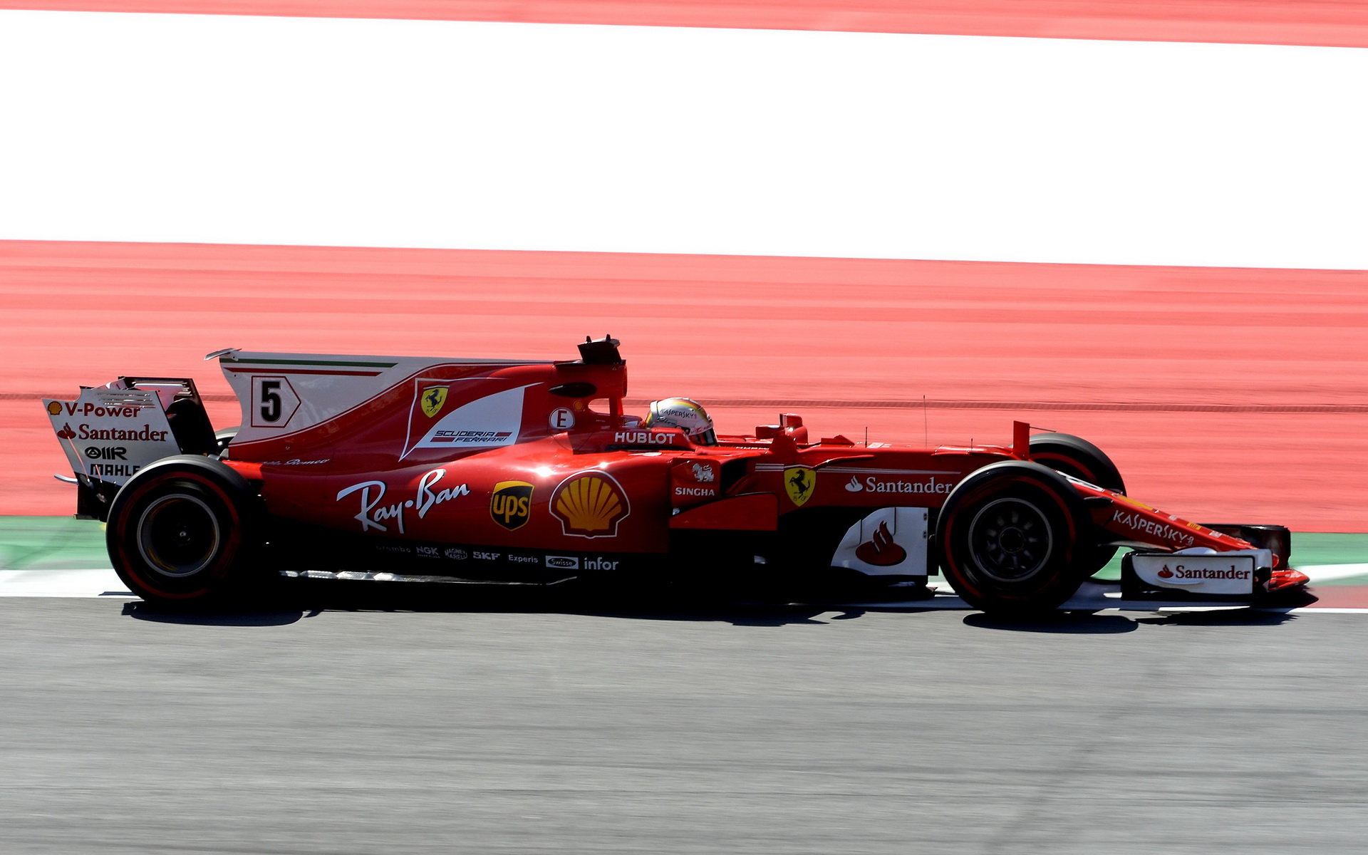 Zabojuje Vettel v nedělním závodu o 4. vítězství sezony?
