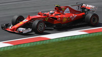 Kimi Räikkönen při pátečním tréninku v Rakousku