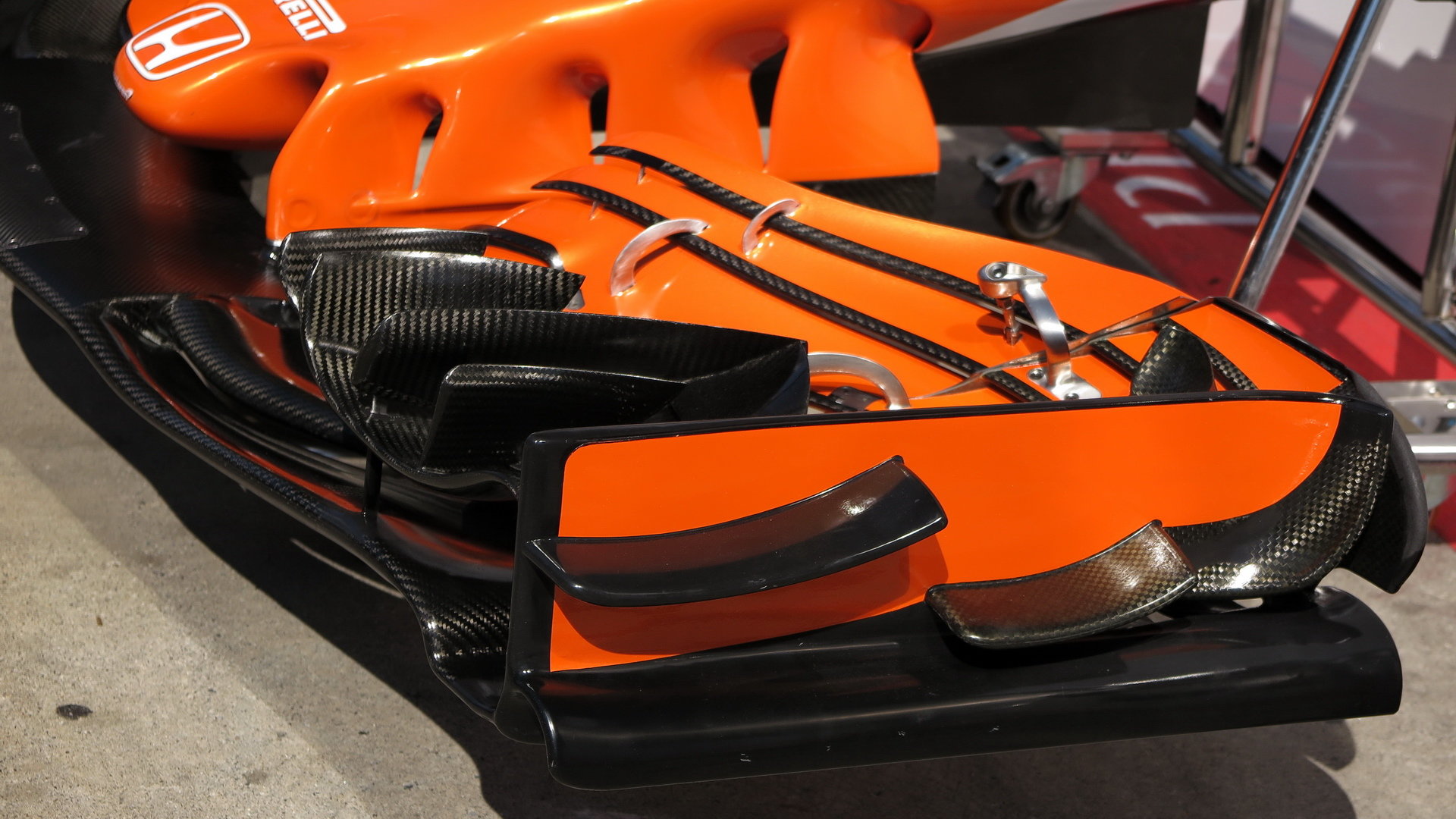 Detail předního křídla vozu McLaren