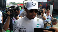 Lewis Hamilton před 2. tréninkem