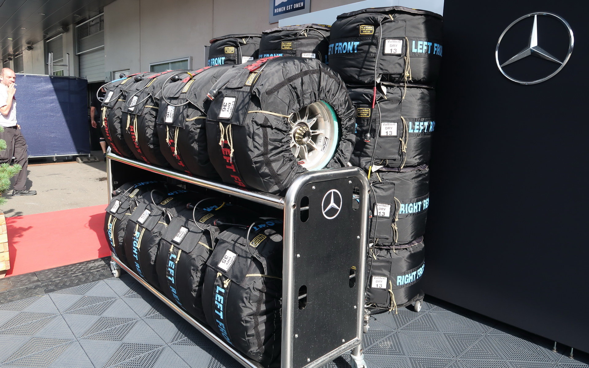 Příprava pneumatik u Mercedesu při pátečním tréninku v Rakousku