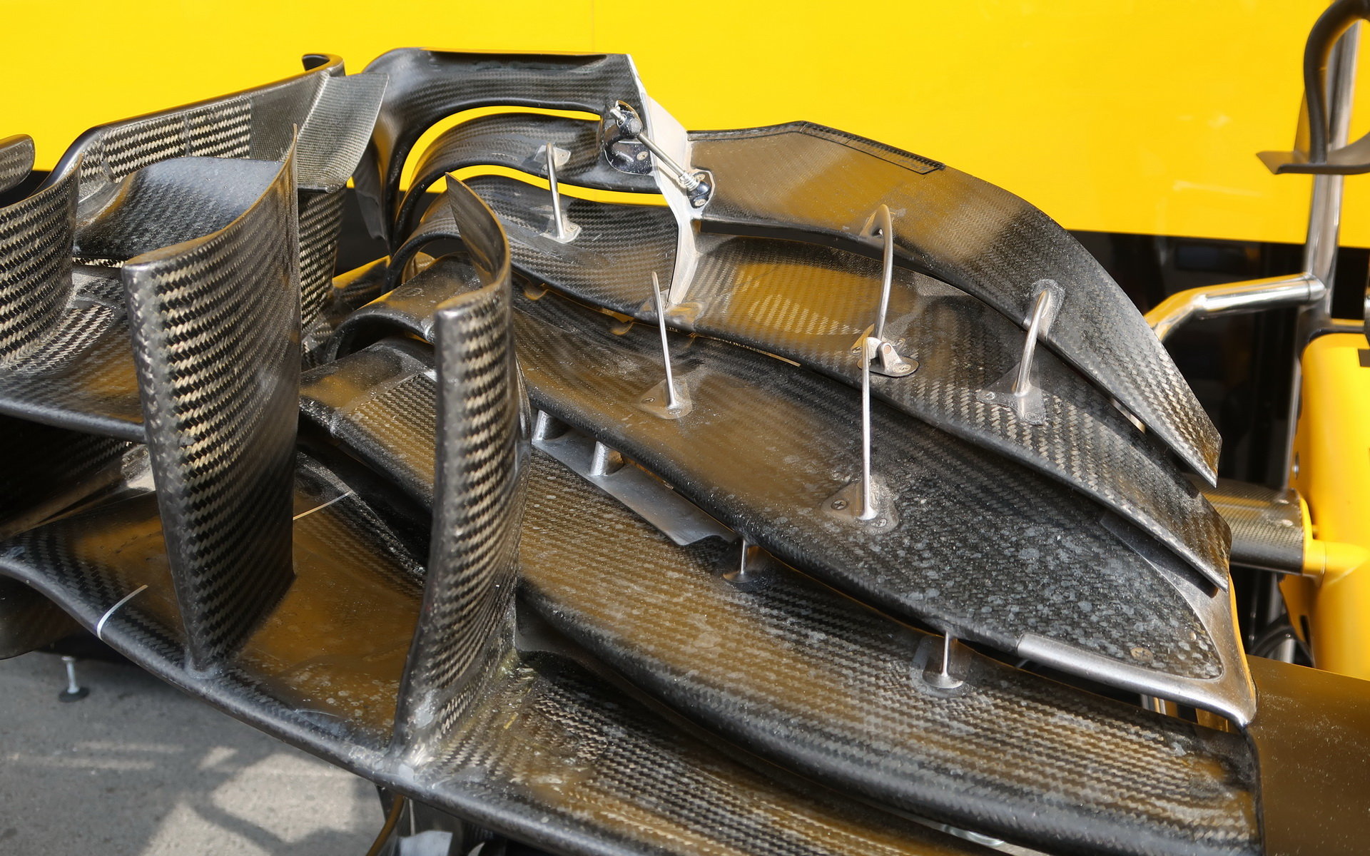 Detail předního křídla vozu Renault RS v Rakousku