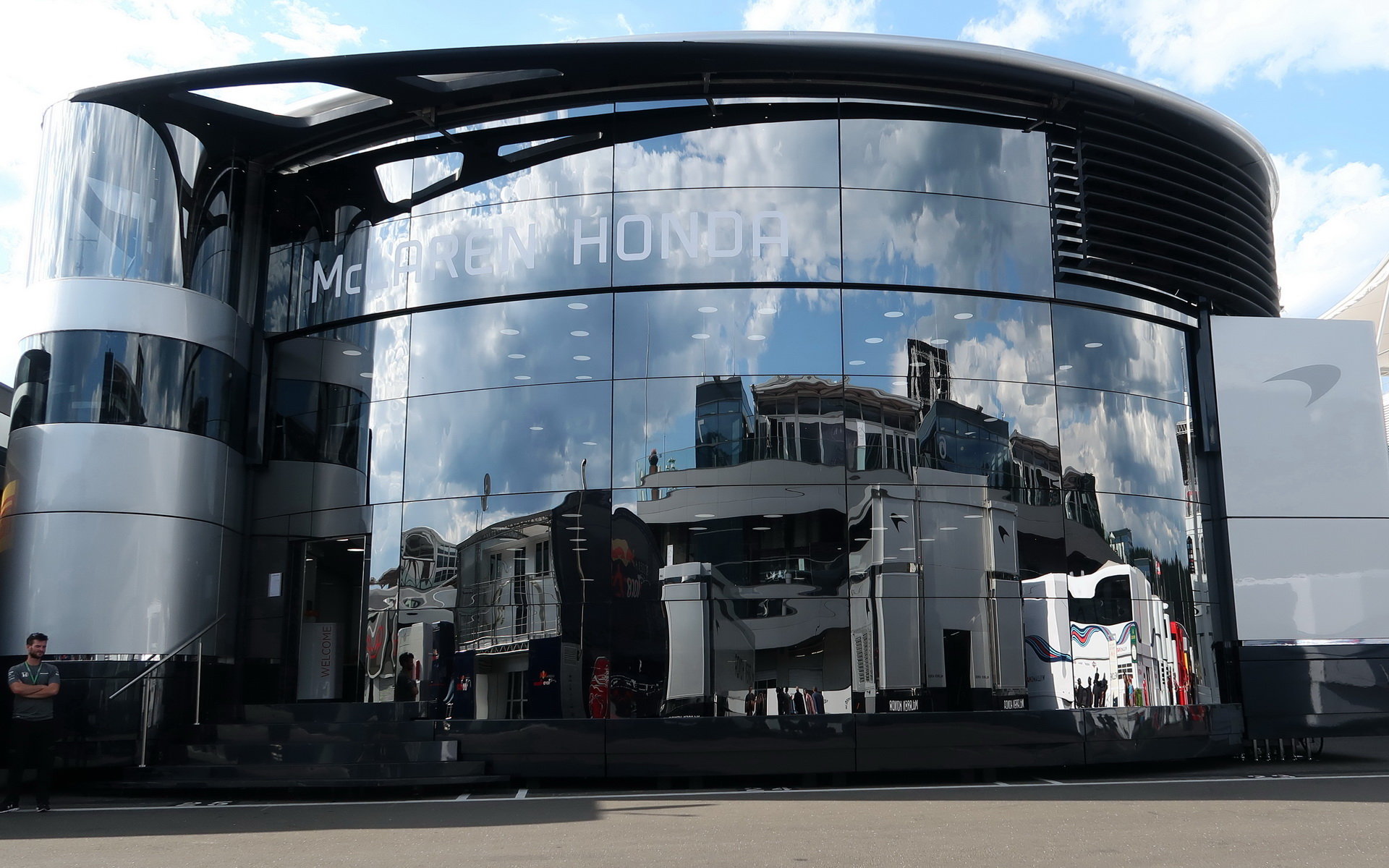 Motorhome týmu McLaren v Rakousku