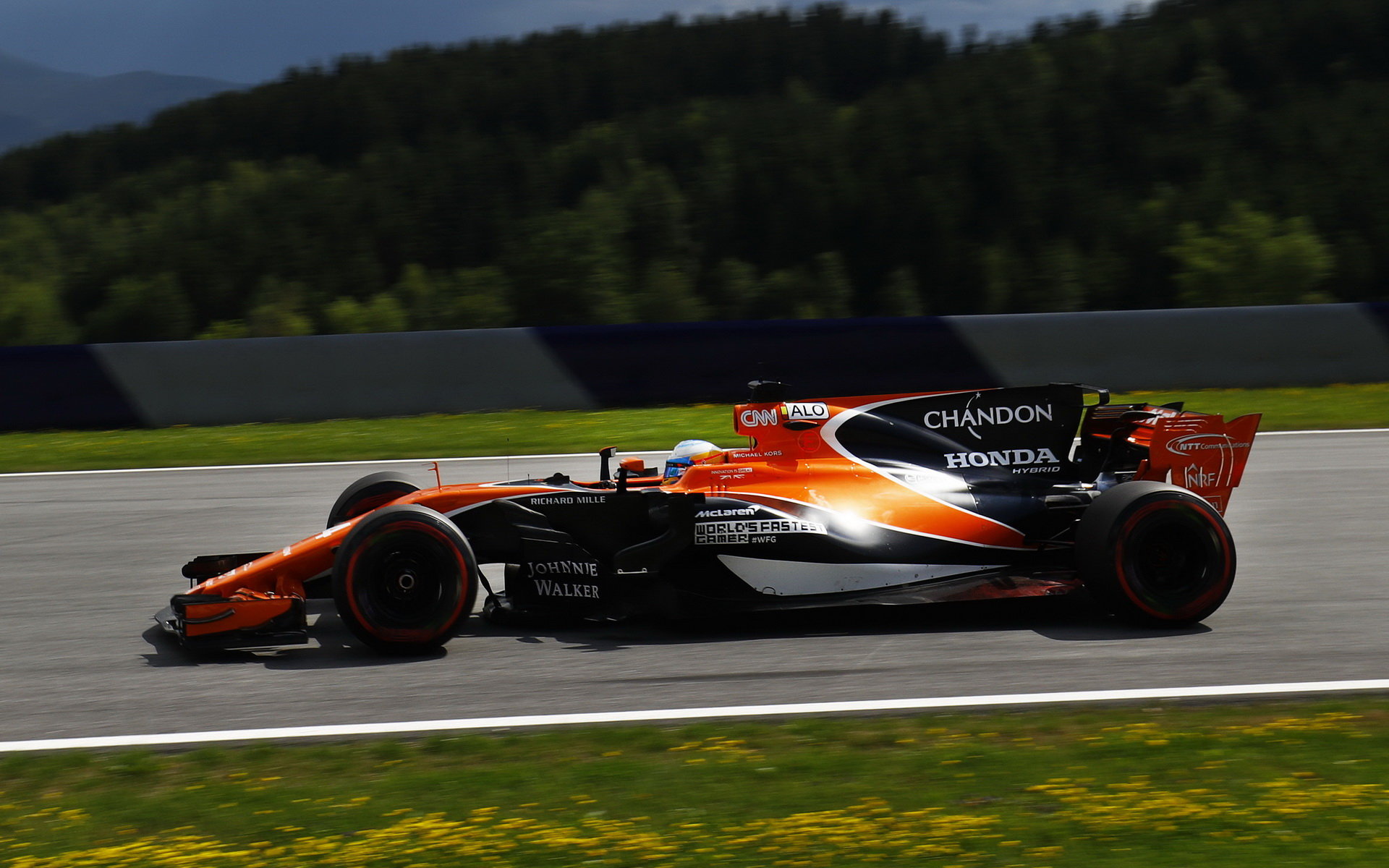 Fernando Alonso při pátečním tréninku v Rakousku