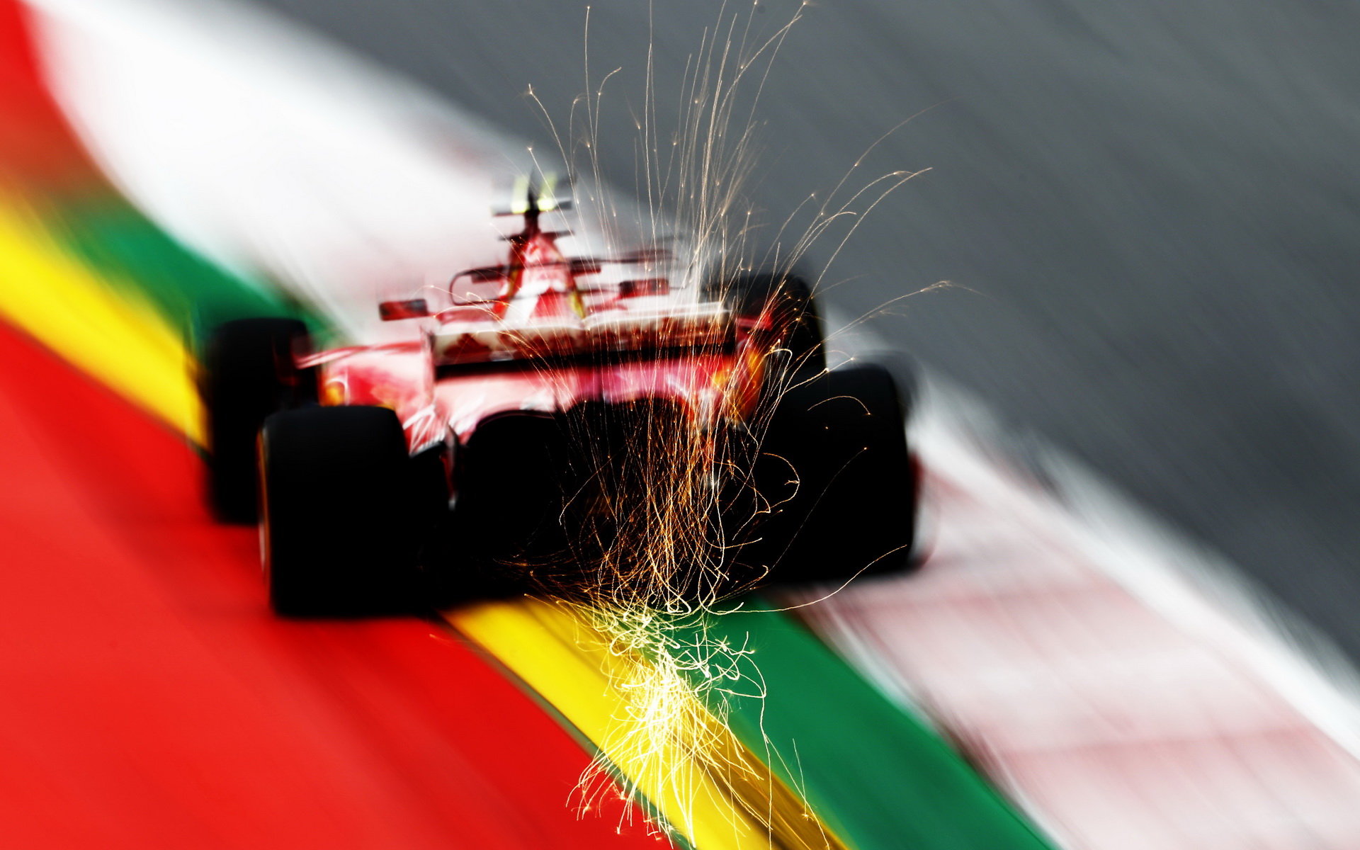 Kimi Räikkönen při rychlém průjezdu přes obrubník v Rakousku