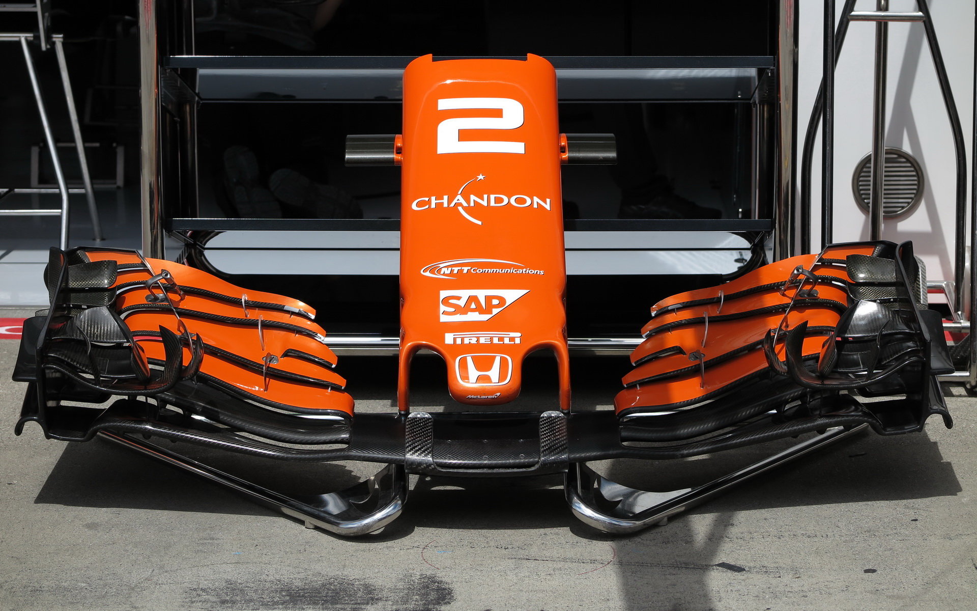 Detailní pohled na přední křídlo vozu McLaren MCL v Rakousku