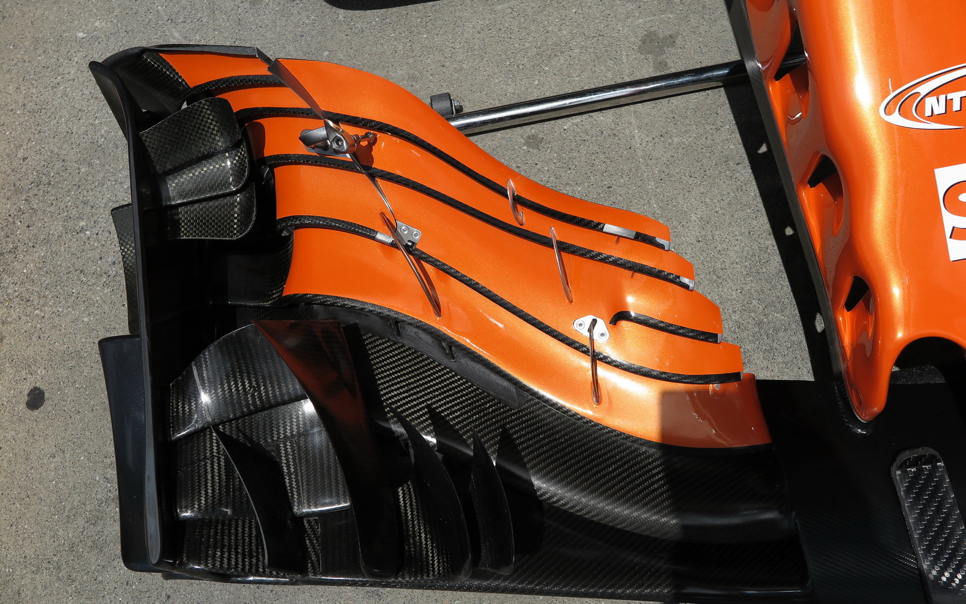 Detailní pohled na přední křídlo vozu McLaren v Rakousku