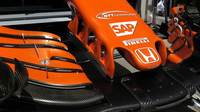 Detailní pohled na přední křídlo vozu McLaren v Rakousku