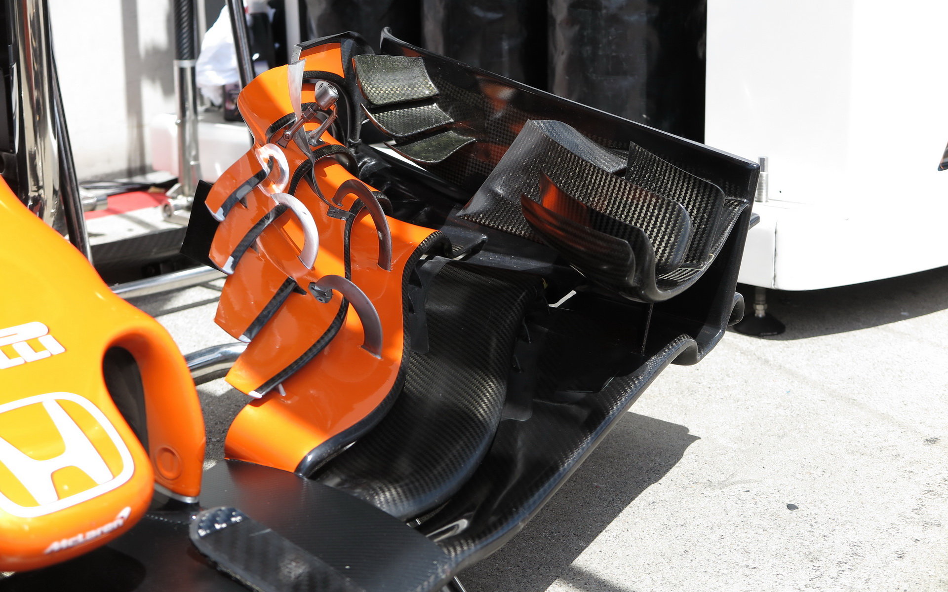 Detailní pohled na přední křídlo vozu McLaren v Rakousku