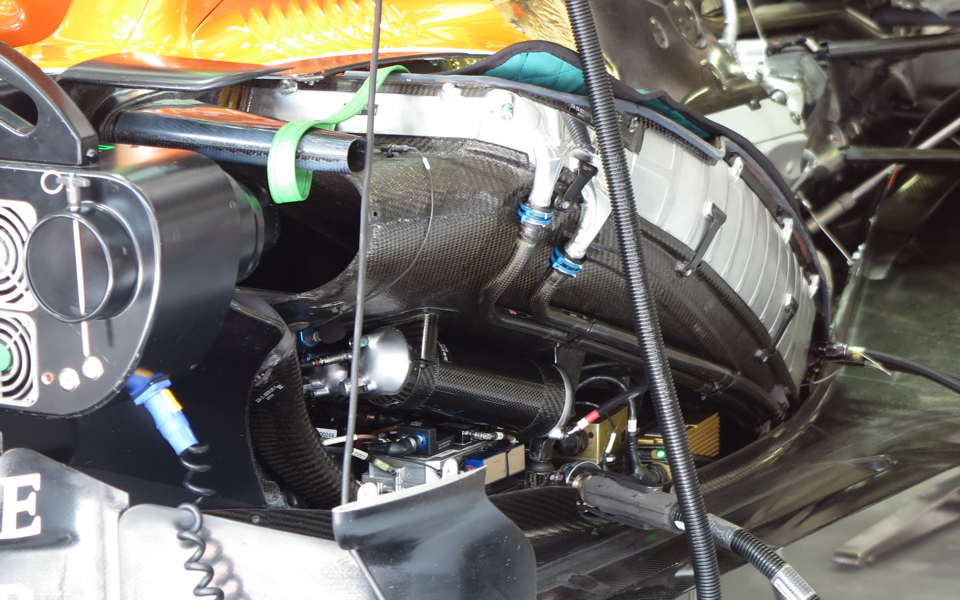 Detailní pohled do útrob vozu McLaren MCL v Rakousku