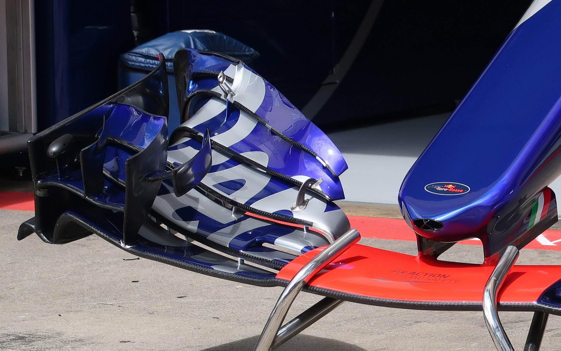 Přední křídlo vozu Toro Rosso v Rakousku