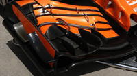 Detailní pohled na přední křídlo vozu McLaren v Rakousku