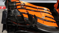 Detailní pohled na přední křídlo vozu McLaren v Rakousku