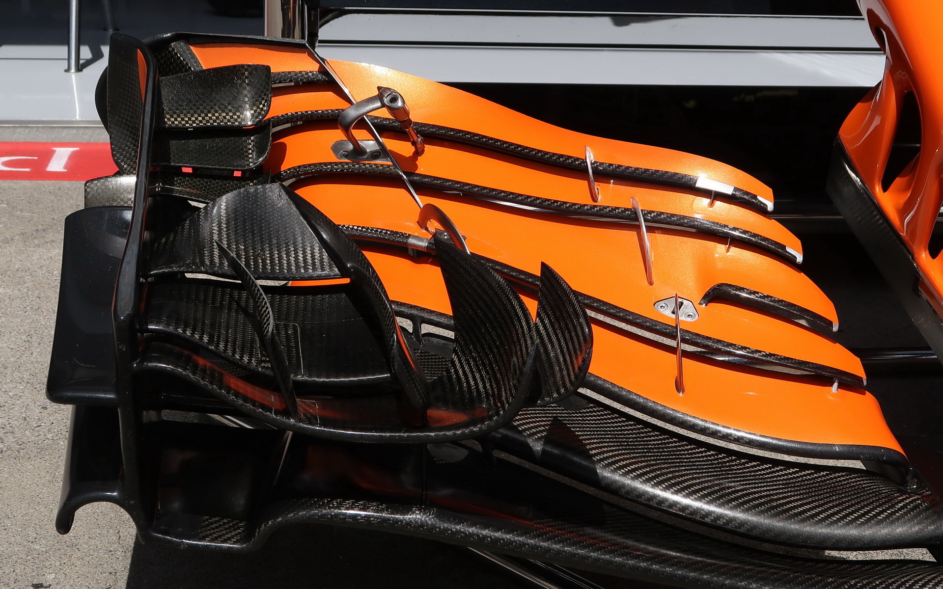 Detailní pohled na přední křídlo vozu McLaren v Rakousku