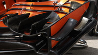 Detailní pohled na přední křídlo vozu McLaren MCL v Rakousku