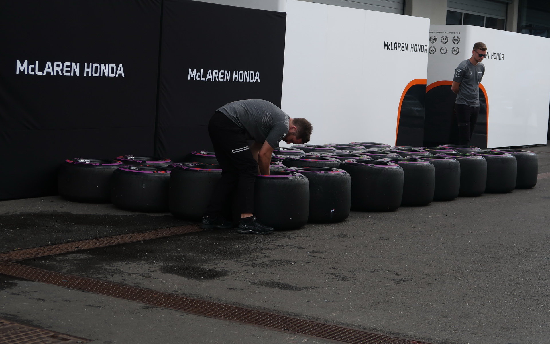 Příprava pneumatik Pirelli týmu McLaren na kvalifikaci v Rakousku