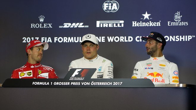 Bottas start neulil, Vettel a Ricciardo jakoby vyjadřovali pochybnosti