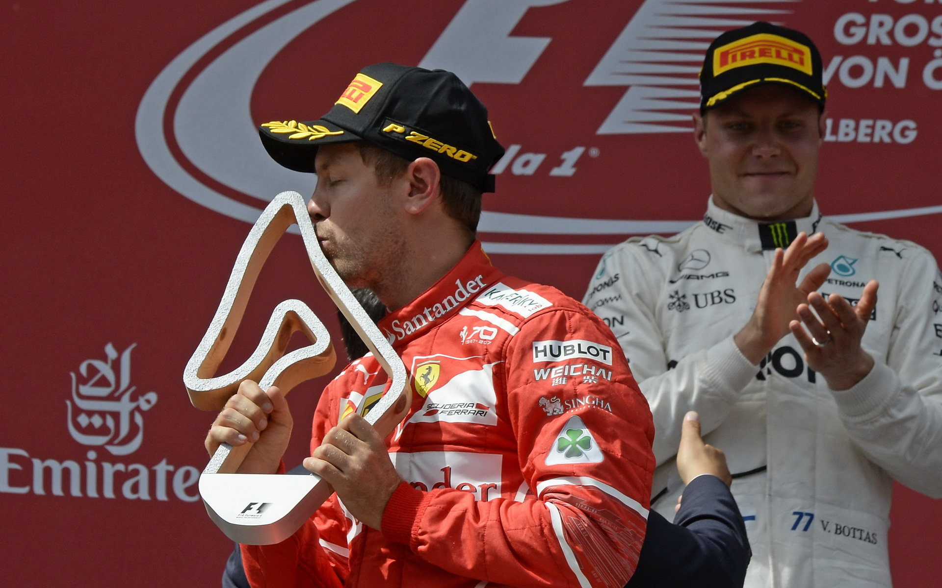 Sebastian Vettel se svou trofejí po závodě v Rakousku