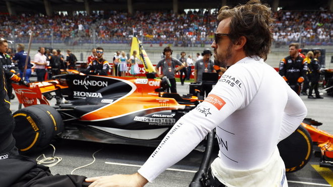 Fernando Alonso na startovním roštu se svým McLarenem - Hondou