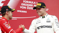 Sebastian Vettel gratuluje Valtterimu Bottasovi k vítězství v závodě v Rakousku