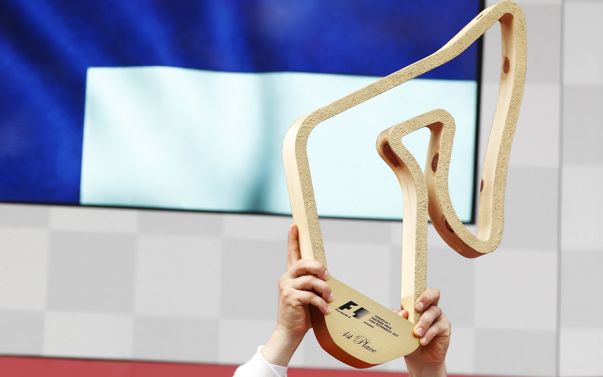 Vítězná trofej Valtteriho Bottas po závodě v Rakousku
