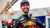 Daniel Ricciardo se svou trofejí na pódiu po závodě v Rakousku