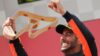Daniel Ricciardo se raduje ze své trofeje na pódiu po závodě v Rakousku